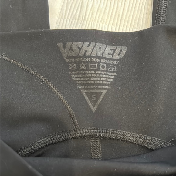 ❤️V-Shred- Black Leggings with Streamlined Silhouette - Picture 3 of 4